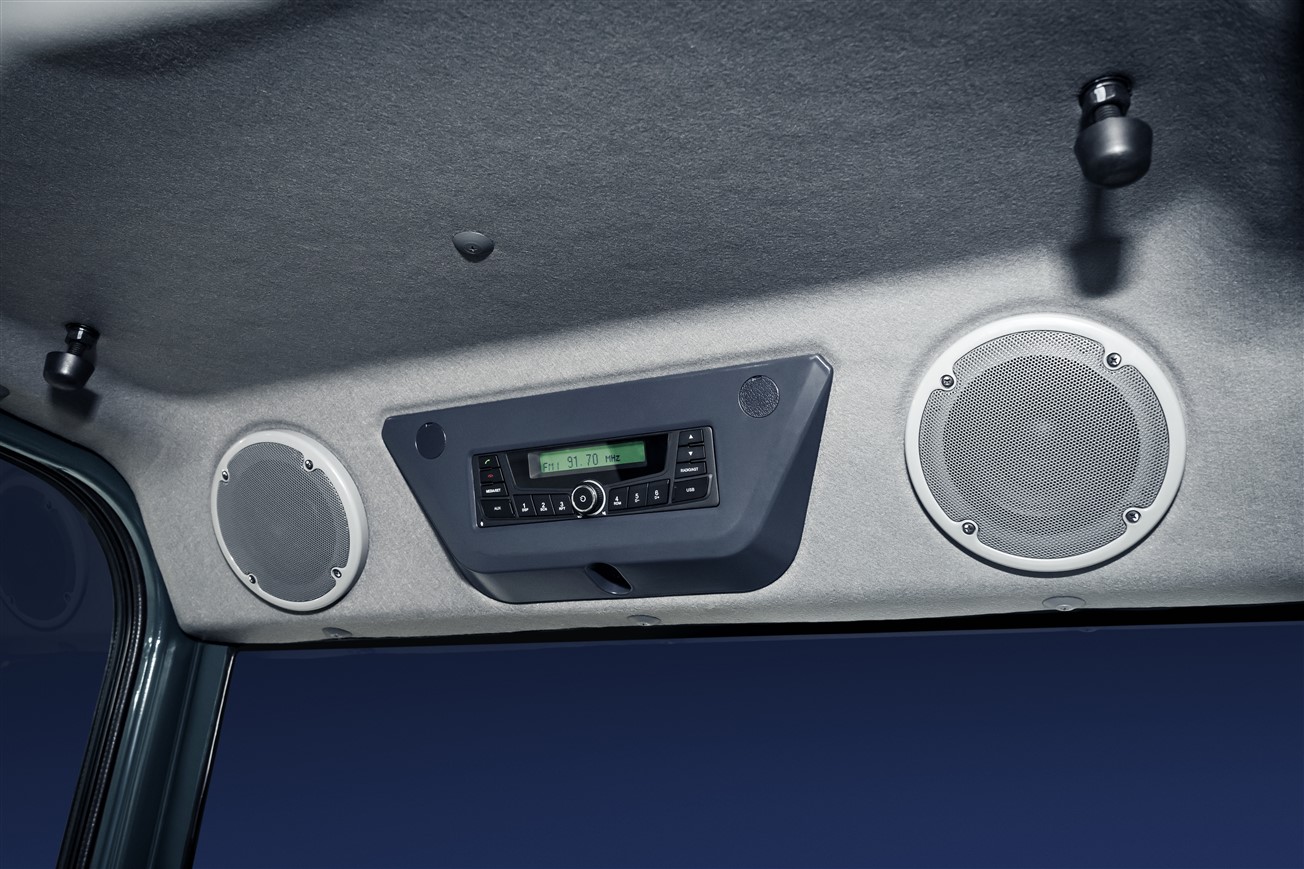 Bij de HX19A compacte graafmachine staat de zorg voor het milieu voorop: een nieuwe generatie bouwmachines die voldoet aan de Europese Stage V-emissieniveaus. Maar hij heeft nog meer in petto! Terwijl aan de regelgeving is voldaan, streeft Hyundai naar een hoger niveau in klanttevredenheid met uitstekende prestaties en meer gemak voor de operator. Van zijn compacte en robuuste externe ontwerp tot zijn prestatiekenmerken opent de HX19A een wereld van nieuwe mogelijkheden waar kleine inspanningen bergen verzetten. Het is tijd om het Hyundai-effect te ervaren!